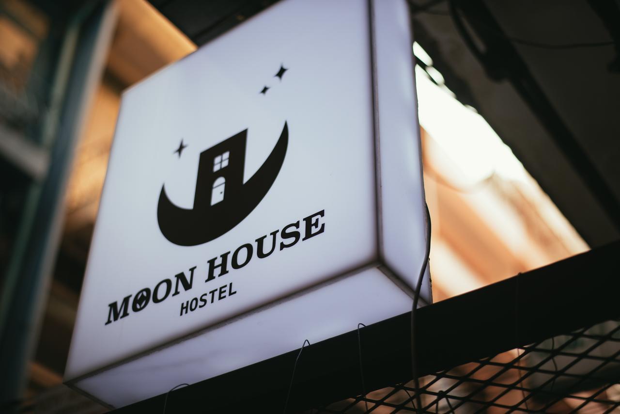 Moon House Hostel Bangkok Exterior photo